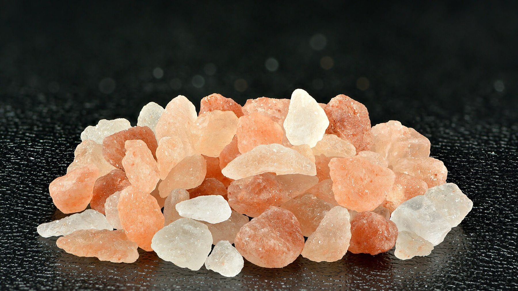 Coarse Himalayan pink salt crystals, close up